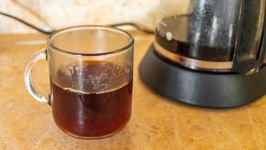 Meksika 'dan kahve makinesiyle bir bardak sade kahve. Temiz mutfakta krema üzerine..