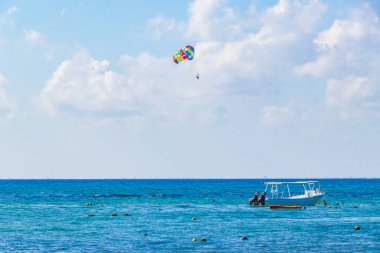 Playa 88 'den turkuaz mavi su ve Playa del Carmen Meksika' dan Punta Esmeralda ile tropik Meksika sahili manzaralı tekne ve yatlar.