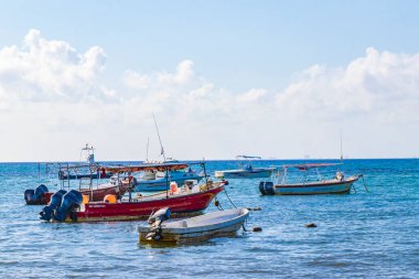 Playa del Carmen Meksika 05. Ağustos 2021 'de Playa 88 ve Playa del Carmen Mexico' daki Punta Esmeralda 'dan gelen turkuaz mavi suyla tropikal Meksika plajı manzaralı tekne ve yatlar..