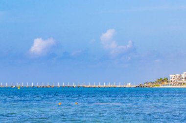 Playa 88 'den turkuaz mavi su ve Playa del Carmen Meksika' dan Punta Esmeralda ile tropikal Meksika plaj manzaralı feribot ve yatlar..