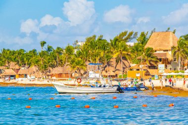 Playa del Carmen Meksika 05. Ağustos 2021 'de Playa 88 ve Playa del Carmen Mexico' daki Punta Esmeralda 'dan gelen turkuaz mavi suyla tropikal Meksika plajı manzaralı tekne ve yatlar..