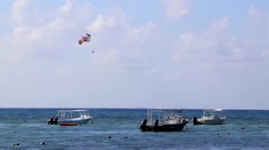 Playa del Carmen Meksika 'daki tropik Meksika sahillerinde tekne ve yatlar.