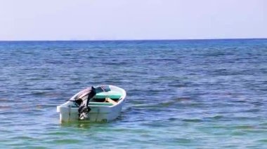 Playa del Carmen Meksika 'daki tropik Meksika sahillerinde tekne ve yatlar.
