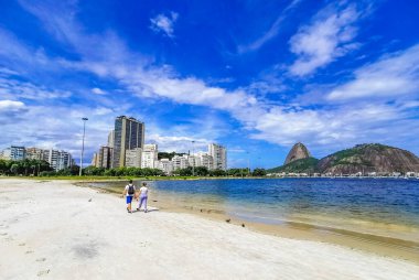 Botafogo Plajı Brezilya 12. Ekim 2020, Rio de Janeiro Brezilya Botafogo Sahili 'nden Urca köyünün Pao de Acucar panorama manzarası ve şehir manzarası..