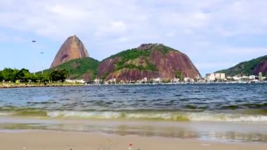 Şekerli somun şekeri dağı Po de Aucar manzarası ve Rio de Janeiro Brezilya 'daki Urca köyünün manzarası.