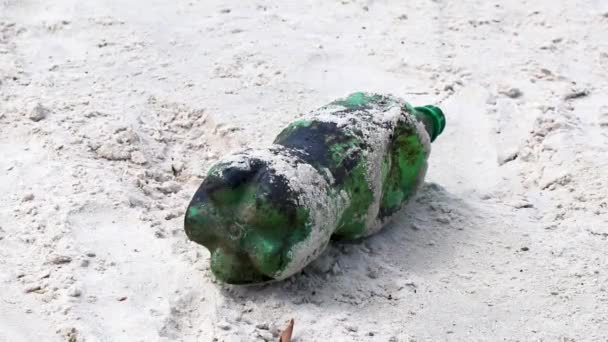 Garrafa Plástico Encalhada Lavou Lixo Poluição Lixo Areia Praia Botafogo — Vídeo de Stock