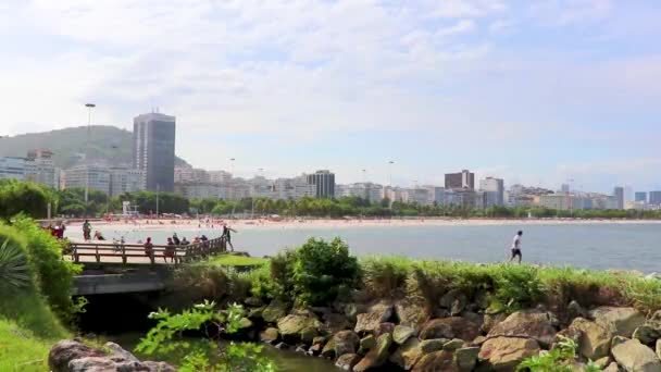 리우데자네이루 브라질 2020 사람들 관광객들은 플라멩 고해변 파노라마의 산책로에서 재미있게 — 비디오