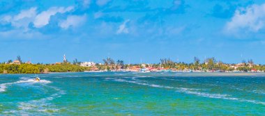 Quintana Roo Mexico 'da köy limanı ve turkuaz suyu olan güzel Holbox adası manzarası.