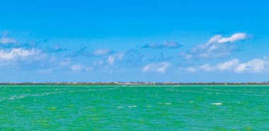 Quintana Roo Mexico 'da köy limanı ve turkuaz suyu olan güzel Holbox adası manzarası.