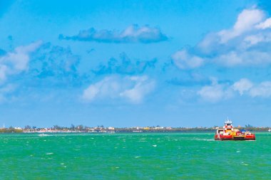 Holbox Meksika 21. Aralık 2021 'de güzel Holbox Ekspres feribot köyü limanı ve Quintana Roo Mexico' daki turkuaz suyu ile Panorama manzara manzarası..