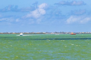 Holbox Meksika 21. Aralık 2021 'de güzel Holbox Ekspres feribot köyü limanı ve Quintana Roo Mexico' daki turkuaz suyu ile Panorama manzara manzarası..