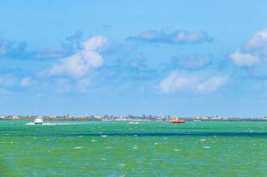 Holbox Meksika 21. Aralık 2021 'de güzel Holbox Ekspres feribot köyü limanı ve Quintana Roo Mexico' daki turkuaz suyu ile Panorama manzara manzarası..