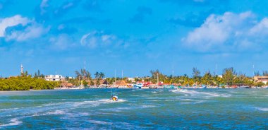 Quintana Roo Mexico 'da köy limanı ve turkuaz suyu olan güzel Holbox adası manzarası.
