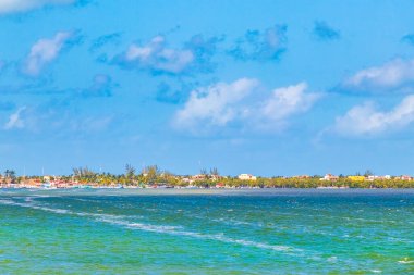 Quintana Roo Mexico 'da köy limanı ve turkuaz suyu olan güzel Holbox adası manzarası.