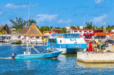 Holbox Meksika 21. Aralık 2021 'de güzel Holbox adasında Holbox Express feribot limanı Muelle de Holbox limanı ve Quintana Roo Mexico' daki turkuaz su manzarası..