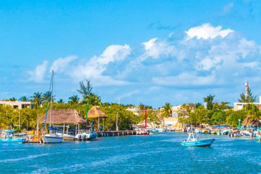 Holbox Meksika 21. Aralık 2021 'de güzel Holbox adasında Holbox Express feribot limanı Muelle de Holbox limanı ve Quintana Roo Mexico' daki turkuaz su manzarası..