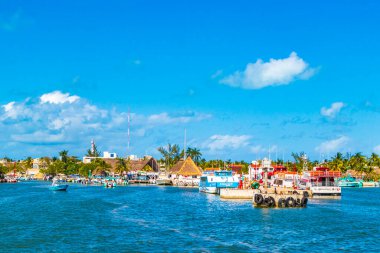 Holbox Meksika 21. Aralık 2021 'de güzel Holbox adasında Holbox Express feribot limanı Muelle de Holbox limanı ve Quintana Roo Mexico' daki turkuaz su manzarası..
