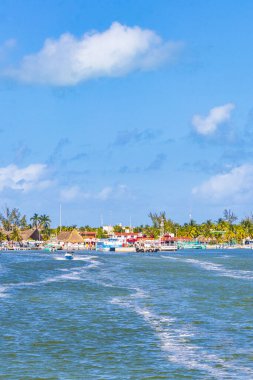 Quintana Roo Mexico 'da köy limanı ve turkuaz suyu olan güzel Holbox adası manzarası.