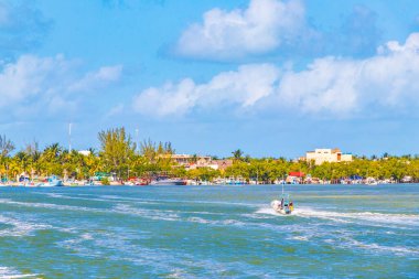 Quintana Roo Mexico 'da köy limanı ve turkuaz suyu olan güzel Holbox adası manzarası.