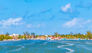 Quintana Roo Mexico 'da köy limanı ve turkuaz suyu olan güzel Holbox adası manzarası.