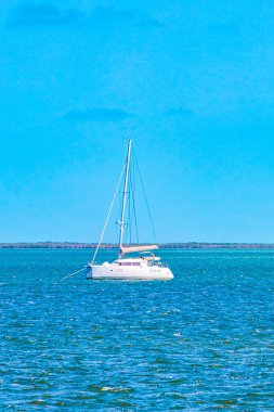 Quintana Roo Mexico 'da liman yatları ve turkuaz su ile güzel Holbox adası manzarası.