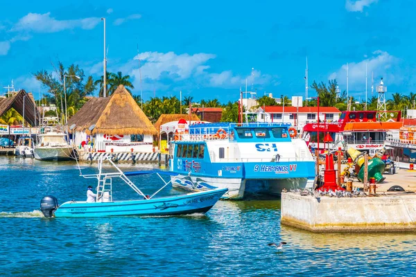 Holbox Meksika 21. Aralık 2021 'de güzel Holbox adasında Holbox Express feribot limanı Muelle de Holbox limanı ve Quintana Roo Mexico' daki turkuaz su manzarası..