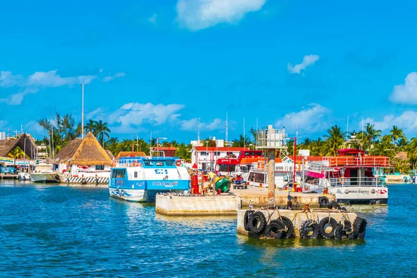Holbox Meksika 21. Aralık 2021 'de güzel Holbox adasında Holbox Express feribot limanı Muelle de Holbox limanı ve Quintana Roo Mexico' daki turkuaz su manzarası..