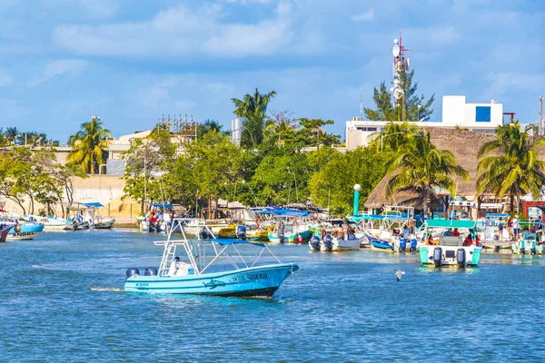Holbox Mexa 2021年12月ボートと美しいホルボックス島のパノラマ風景Holbox Expressフェリー村の港Muelle HolboxとQuintana Roo Mexicoのターコイズブルーの水 — ストック写真