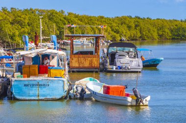 Holbox Meksika 21. Aralık 2021 'de güzel Holbox adasında Holbox Express feribot limanı Muelle de Holbox limanı ve Quintana Roo Mexico' daki turkuaz su manzarası..