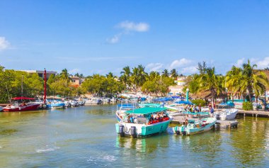 Holbox Meksika 21. Aralık 2021 'de güzel Holbox adasında Holbox Express feribot limanı Muelle de Holbox limanı ve Quintana Roo Mexico' daki turkuaz su manzarası..