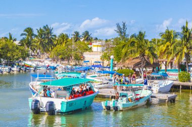 Holbox Meksika 21. Aralık 2021 'de güzel Holbox adasında Holbox Express feribot limanı Muelle de Holbox limanı ve Quintana Roo Mexico' daki turkuaz su manzarası..