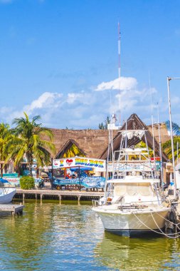 Holbox Meksika 21. Aralık 2021 'de güzel Holbox adasında Holbox Express feribot limanı Muelle de Holbox limanı ve Quintana Roo Mexico' daki turkuaz su manzarası..