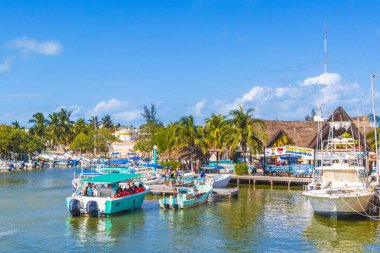 Holbox Meksika 21. Aralık 2021 'de güzel Holbox adasında Holbox Express feribot limanı Muelle de Holbox limanı ve Quintana Roo Mexico' daki turkuaz su manzarası..