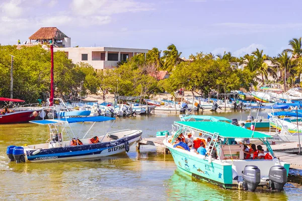 Holbox Meksika 21. Aralık 2021 'de güzel Holbox adasında Holbox Express feribot limanı Muelle de Holbox limanı ve Quintana Roo Mexico' daki turkuaz su manzarası..