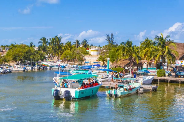 Holbox Meksika 21. Aralık 2021 'de güzel Holbox adasında Holbox Express feribot limanı Muelle de Holbox limanı ve Quintana Roo Mexico' daki turkuaz su manzarası..