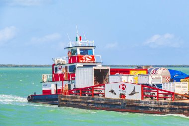Holbox Meksika 21. Aralık 2021 Holbox Express feribotu Quintana Roo Mexico 'daki Holbox adasından turkuaz suyla geliyor..