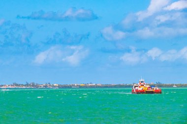 Holbox Meksika 21. Aralık 2021 Holbox Express feribotu Quintana Roo Mexico 'daki Holbox adasından turkuaz suyla geliyor..