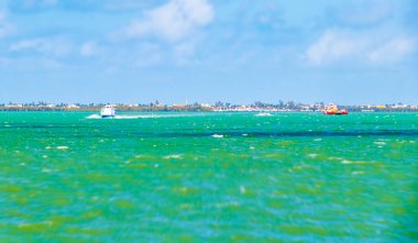 Holbox Express feribot limanı ve Quintana Roo Mexico 'daki turkuaz su ile güzel Holbox adasının manzarası..