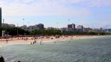 Rio de Janeiro Brezilya 18 numara. Ekim 2020 İnsanlar ve turistler Flamengo Sahili manzara ve şehir manzarasında eğleniyor Guanabara Körfezi Flamengo Rio de Janeiro Brezilya.
