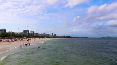 Rio de Janeiro Brezilya 18 numara. Ekim 2020 İnsanlar ve turistler Flamengo Sahili manzara ve şehir manzarasında eğleniyor Guanabara Körfezi Flamengo Rio de Janeiro Brezilya.