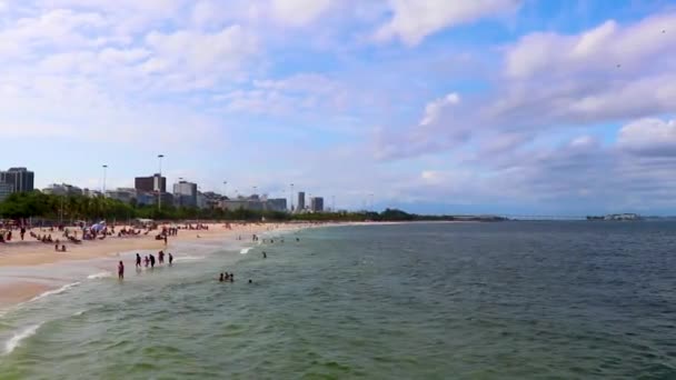 巴西里约热内卢2020年10月 人们和游客在巴西里约热内卢瓜那巴拉湾观看弗拉门戈海滩全景和城市景观时尽情玩乐 — 图库视频影像