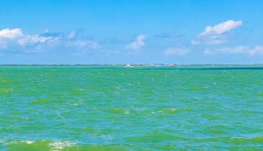 Holbox Express feribot limanı ve Quintana Roo Mexico 'daki turkuaz su ile güzel Holbox adasının manzarası..