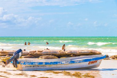 Holbox Meksika 21. Aralık 2021 'de Panorama manzarası güzel Holbox adası sahilinde eski mavi bir tekne ve Quintana Roo Mexico' da turkuaz bir su dalgaları vardı..