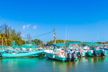 Holbox Meksika 21. Aralık 2021 'de güzel Holbox adasında Holbox Express feribot limanı Muelle de Holbox limanı ve Quintana Roo Mexico' daki turkuaz su manzarası..