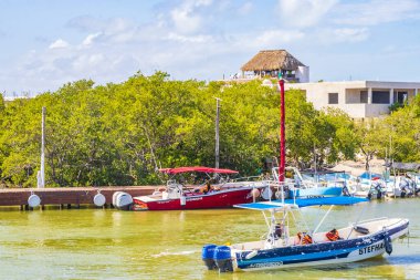 Holbox Meksika 21. Aralık 2021 'de güzel Holbox adasında Holbox Express feribot limanı Muelle de Holbox limanı ve Quintana Roo Mexico' daki turkuaz su manzarası..