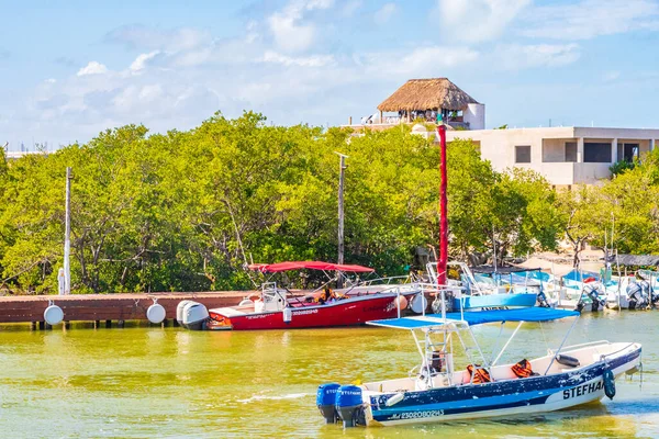 Holbox Mexa 2021年12月ボートと美しいホルボックス島のパノラマ風景Holbox Expressフェリー村の港Muelle HolboxとQuintana Roo Mexicoのターコイズブルーの水 — ストック写真