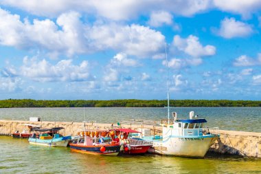 Meksikalı Chiquil 21. Aralık 2021 'de Quintana Roo Mexico' daki Porto de Chiquil limanı ve turkuaz su tekneli güzel Chiquila manzarası..