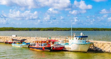 Meksikalı Chiquil 21. Aralık 2021 'de Quintana Roo Mexico' daki Porto de Chiquil limanı ve turkuaz su tekneli güzel Chiquila manzarası..