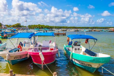 Meksikalı Chiquil 21. Aralık 2021 'de Quintana Roo Mexico' daki Porto de Chiquil limanı ve turkuaz su tekneli güzel Chiquila manzarası..