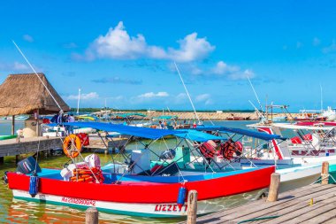 Meksikalı Chiquil 21. Aralık 2021 'de Quintana Roo Mexico' daki Porto de Chiquil limanı ve turkuaz su tekneli güzel Chiquila manzarası..